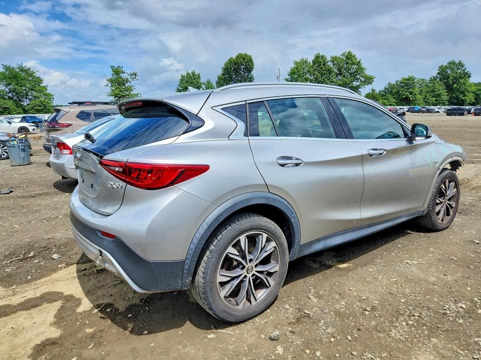 2017 INFINITI QX30 LUXURY 3
