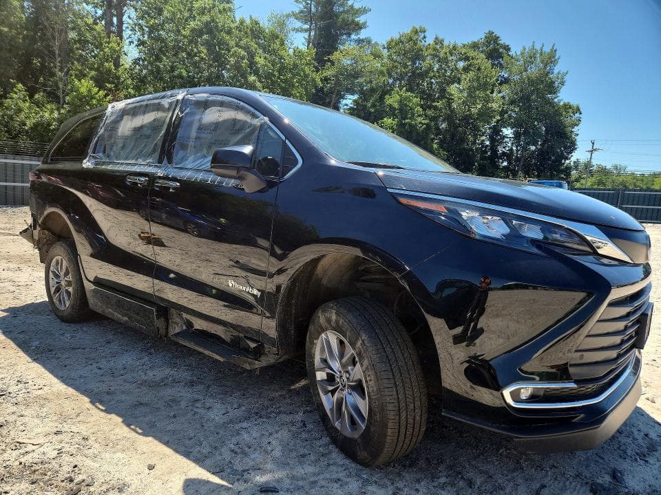 2024 TOYOTA SIENNA XLE 4