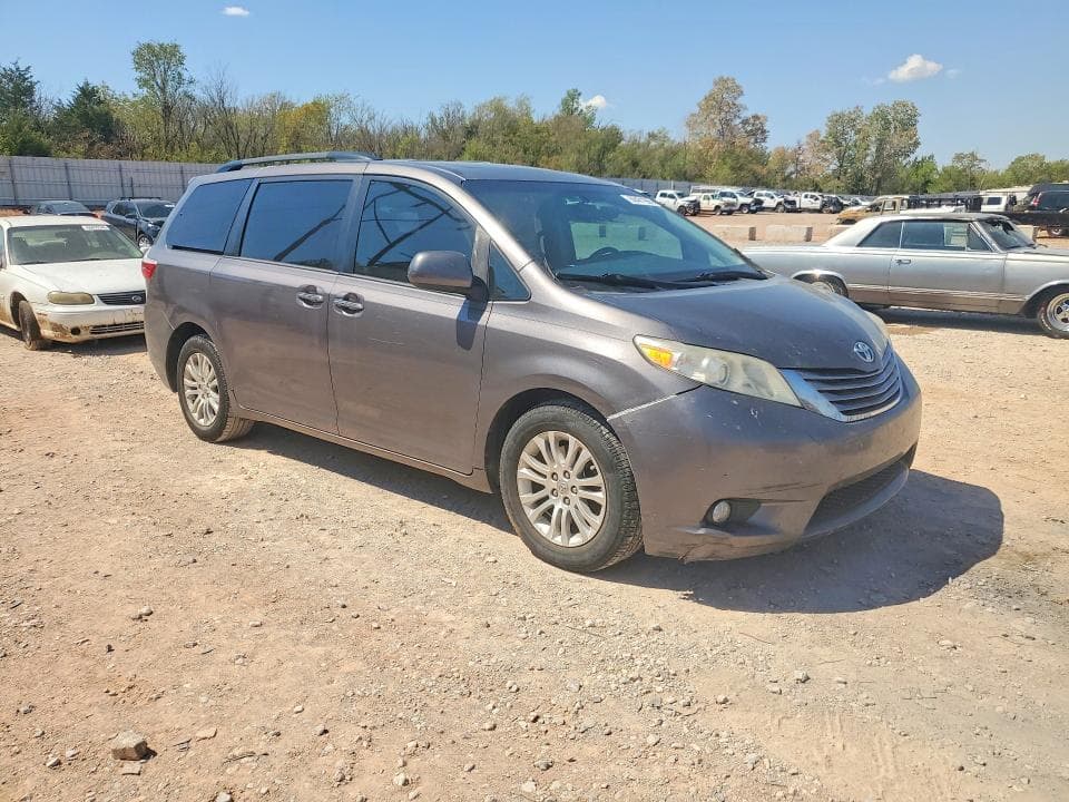 2017 TOYOTA SIENNA XLE 8-PASSENGER 4