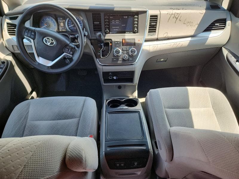2018 TOYOTA SIENNA LE 8