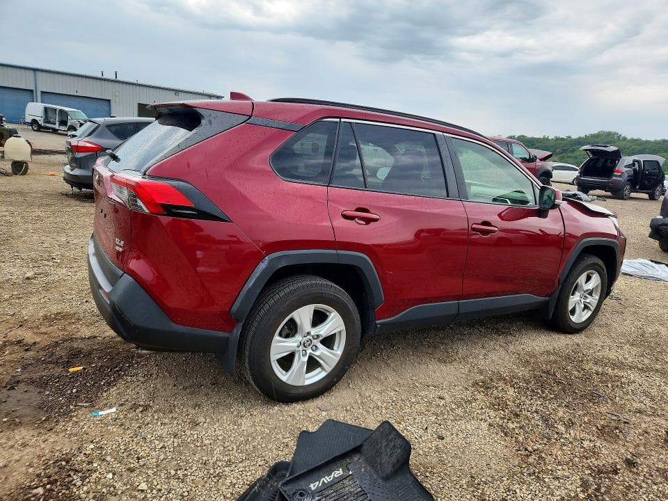 2020 TOYOTA RAV4 XLE 3