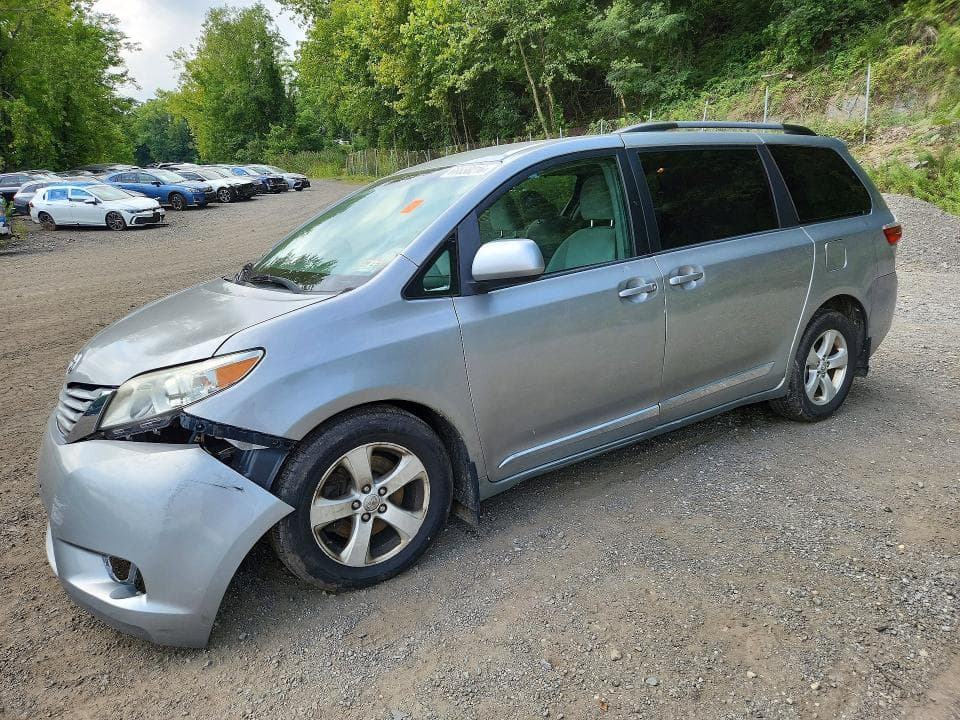 2017 TOYOTA SIENNA LE - 1
