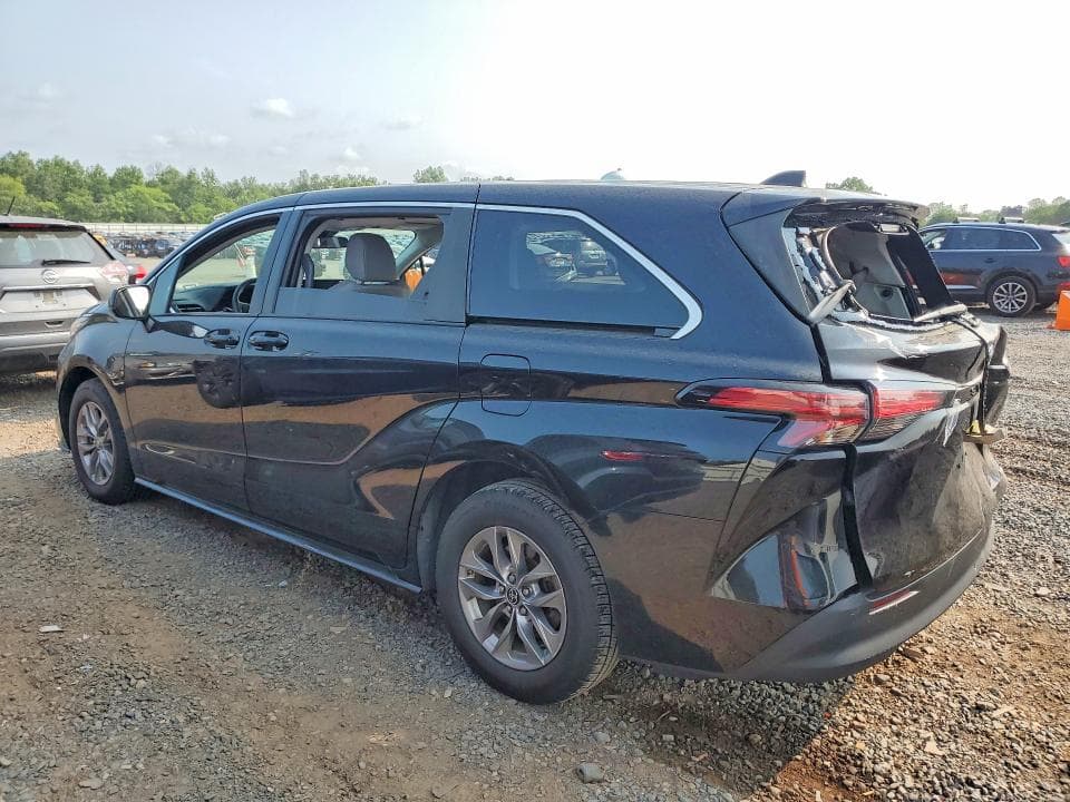 2022 TOYOTA SIENNA LE 2