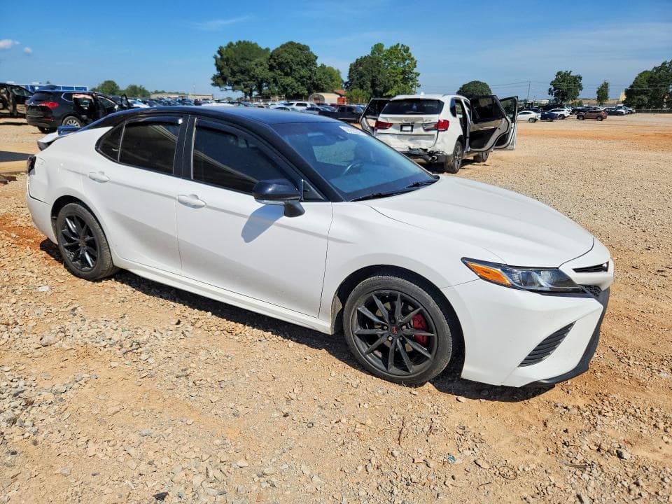 2018 TOYOTA CAMRY SE 4