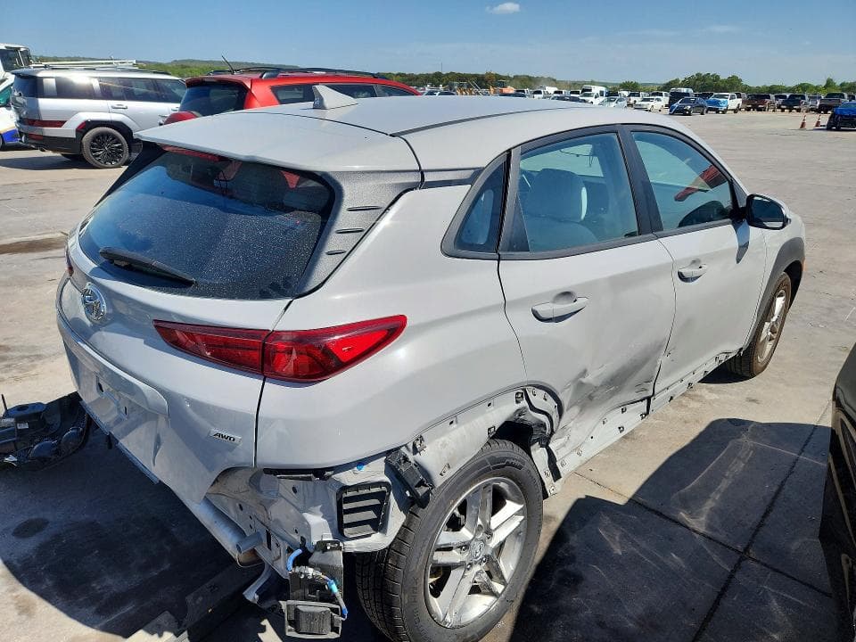 2023 HYUNDAI KONA SE 3