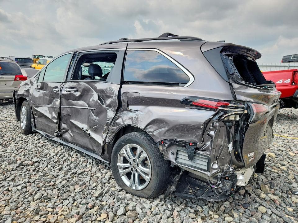 2022 TOYOTA SIENNA XSE 2