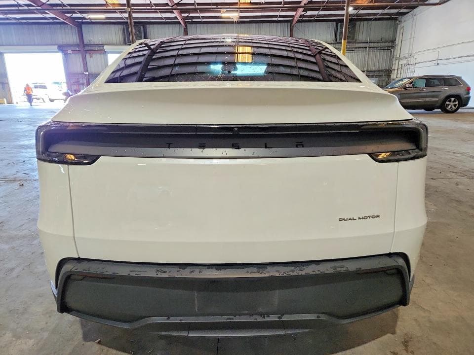 2026 TESLA MODEL Y 6