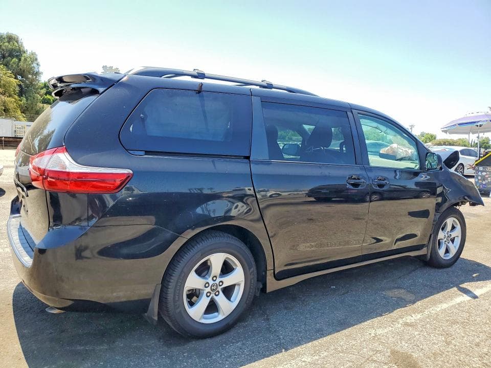 2018 TOYOTA SIENNA LE 3