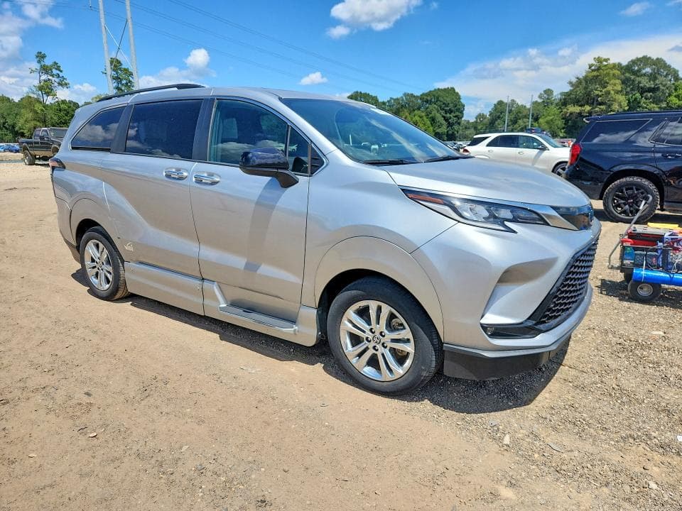 2022 TOYOTA SIENNA XSE 4