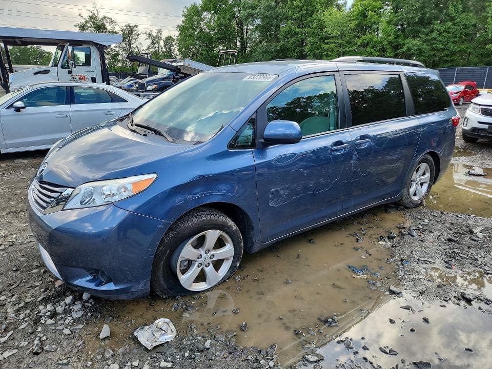 2017 TOYOTA SIENNA LE - 1
