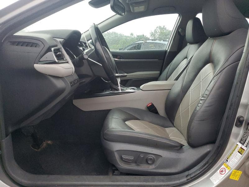 2019 TOYOTA CAMRY XLE 7