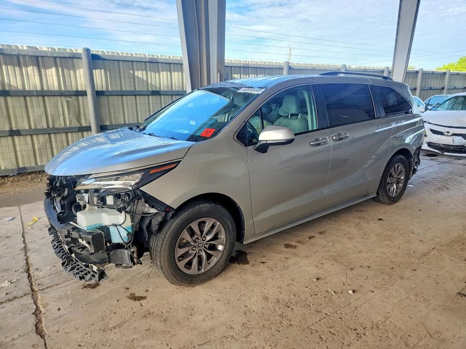2024 TOYOTA SIENNA LE