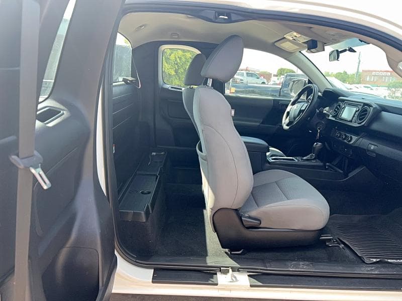 2017 TOYOTA TACOMA SR 6