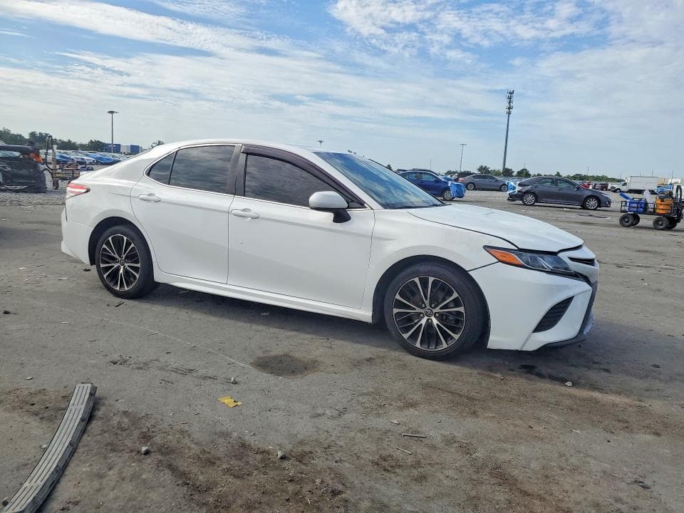 2020 TOYOTA CAMRY SE 4