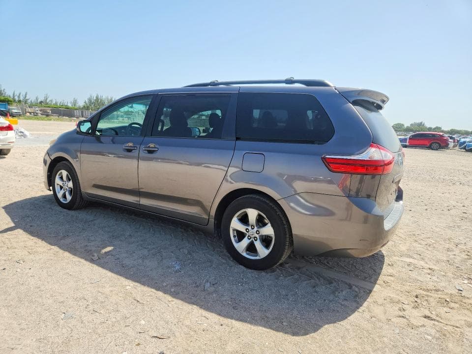 2017 TOYOTA SIENNA LE 2