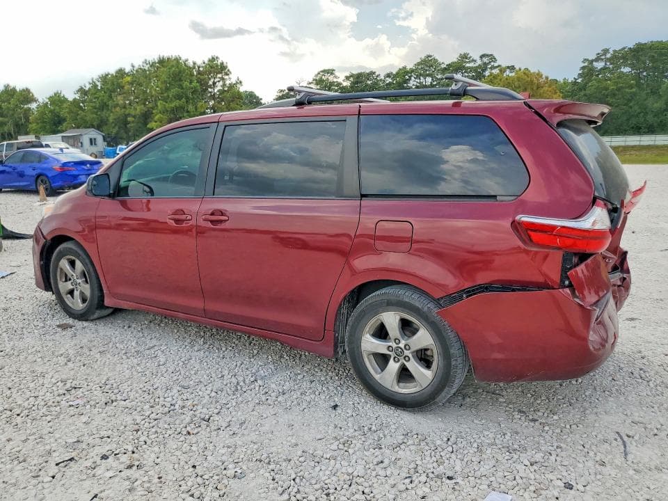 2018 TOYOTA SIENNA LE 2