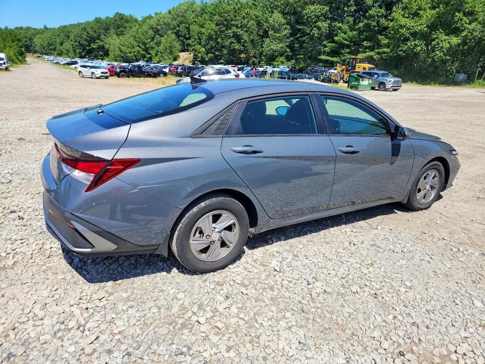 2025 HYUNDAI ELANTRA SE 3