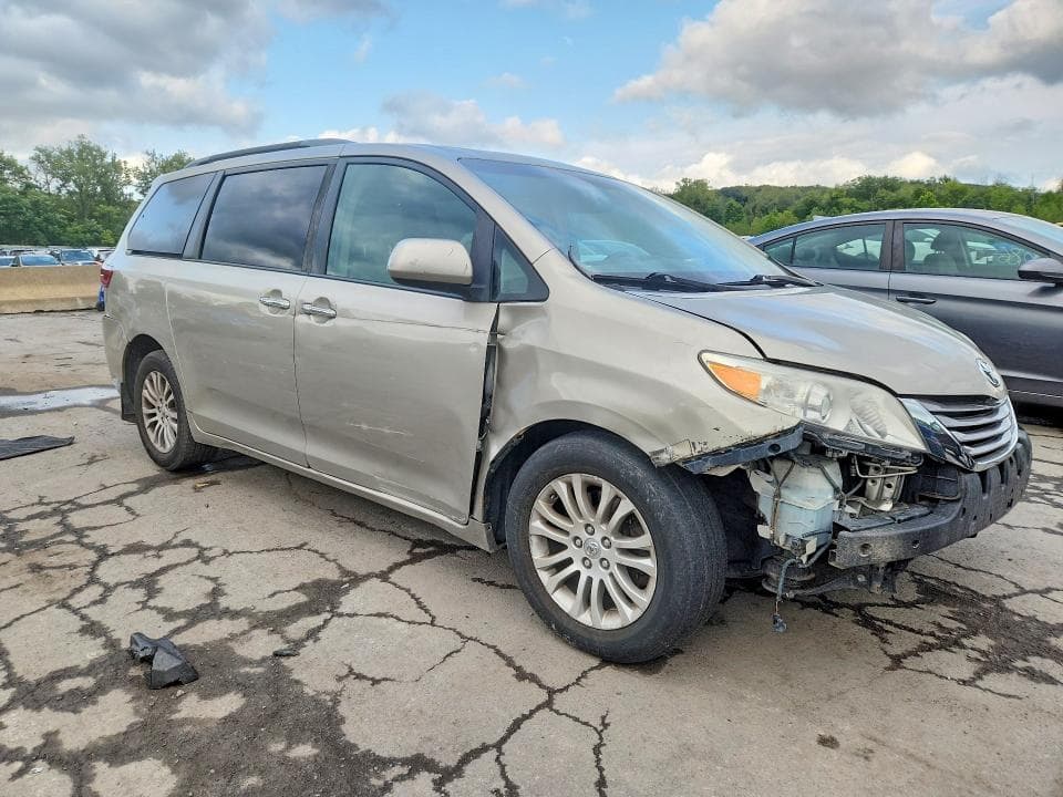 2017 TOYOTA SIENNA XLE 8-PASSENGER 4