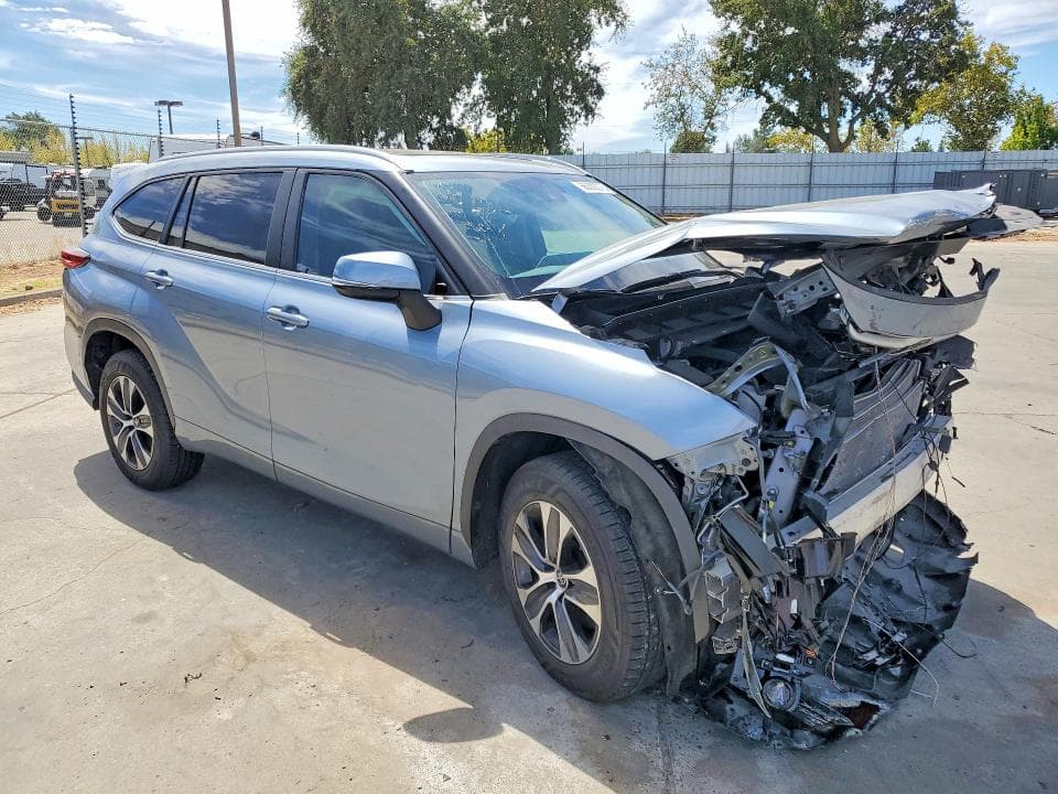 2023 TOYOTA HIGHLANDER XLE 4