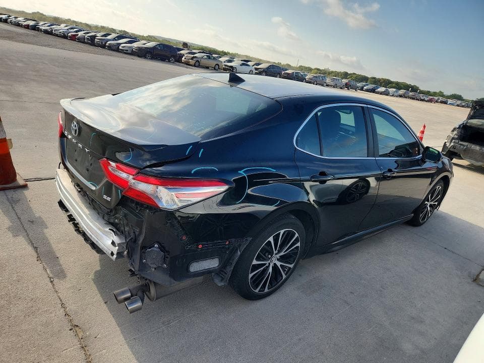 2018 TOYOTA CAMRY SE 3