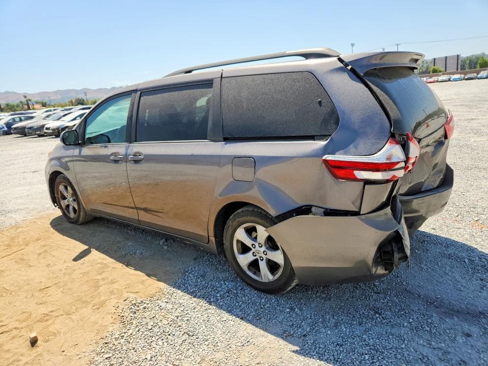 2017 TOYOTA SIENNA LE 2