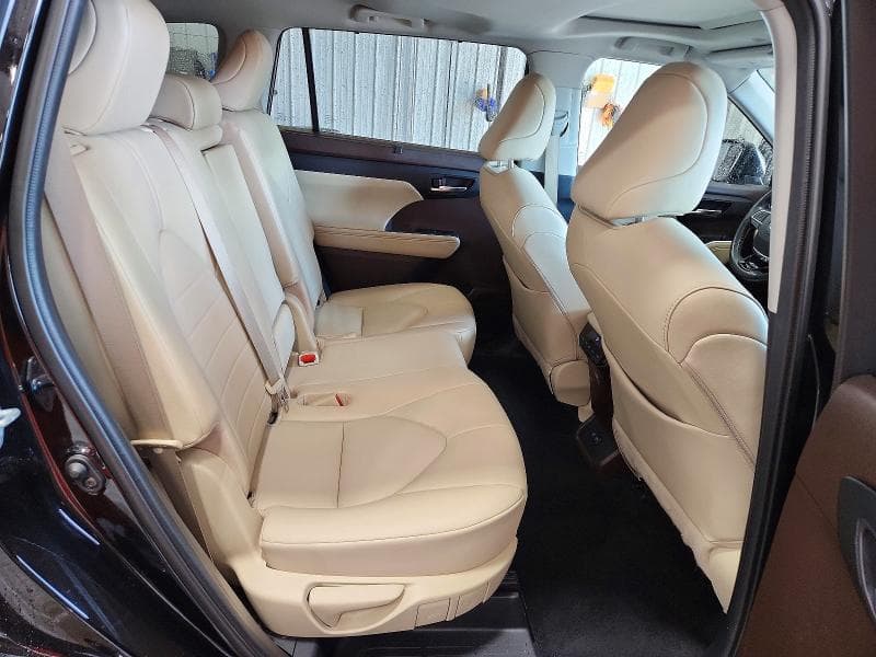 2021 TOYOTA HIGHLANDER XLE 11