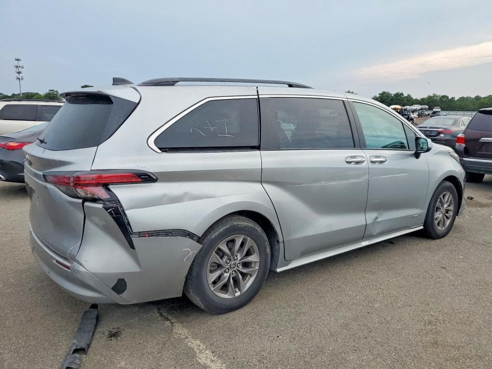 2021 TOYOTA SIENNA XLE 3
