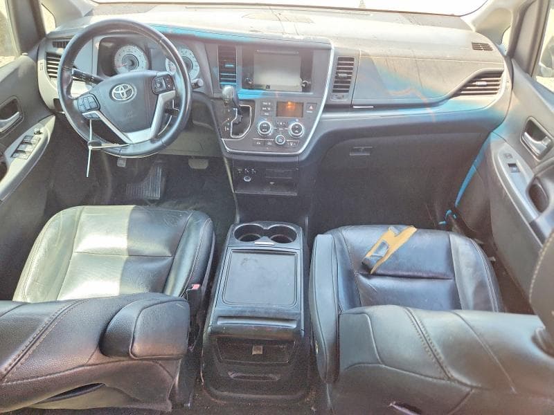 2017 TOYOTA SIENNA SE 8