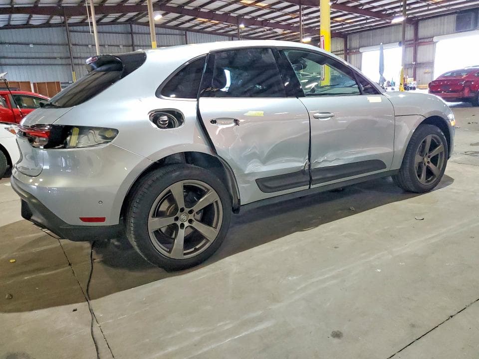 2024 PORSCHE MACAN BASE 3