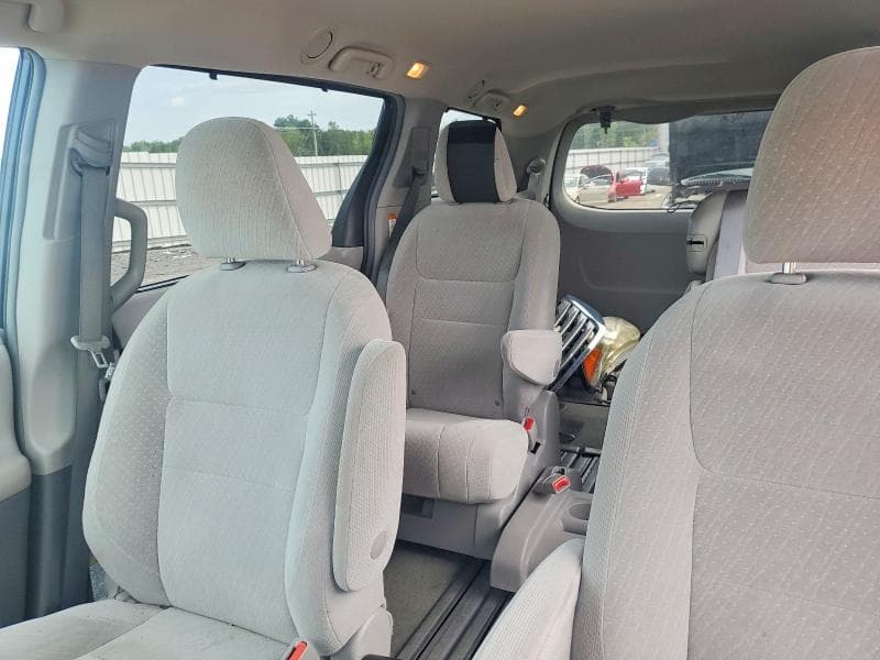 2017 TOYOTA SIENNA LE 10