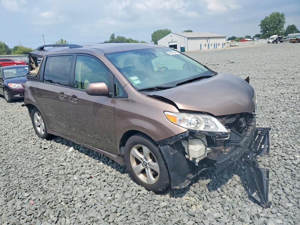 2018 TOYOTA SIENNA LE 4