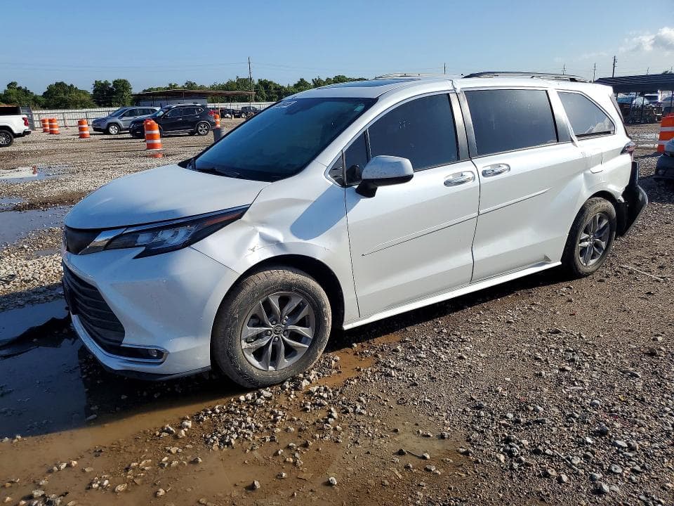 2022 TOYOTA SIENNA XLE
