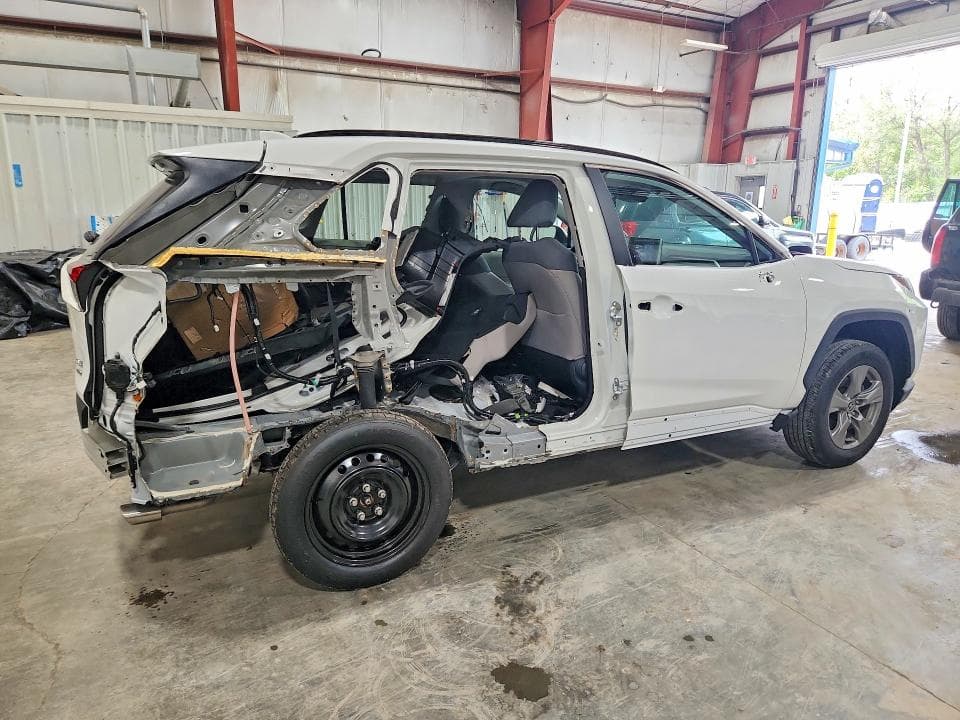 2024 TOYOTA RAV4 XLE 3