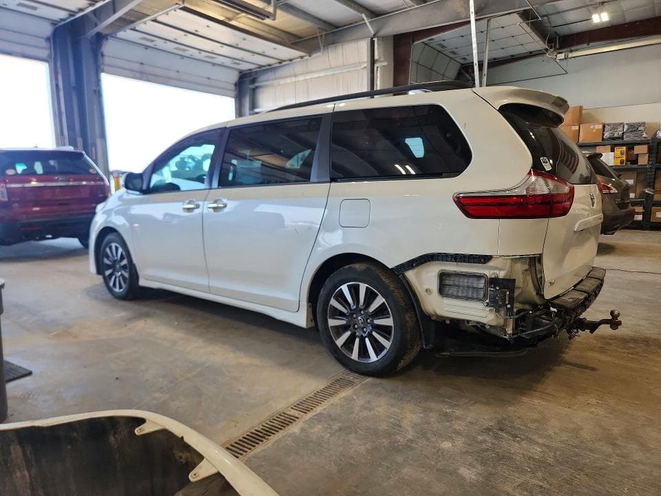 2018 TOYOTA SIENNA XLE PREMIUM 7-PASSENGER 2