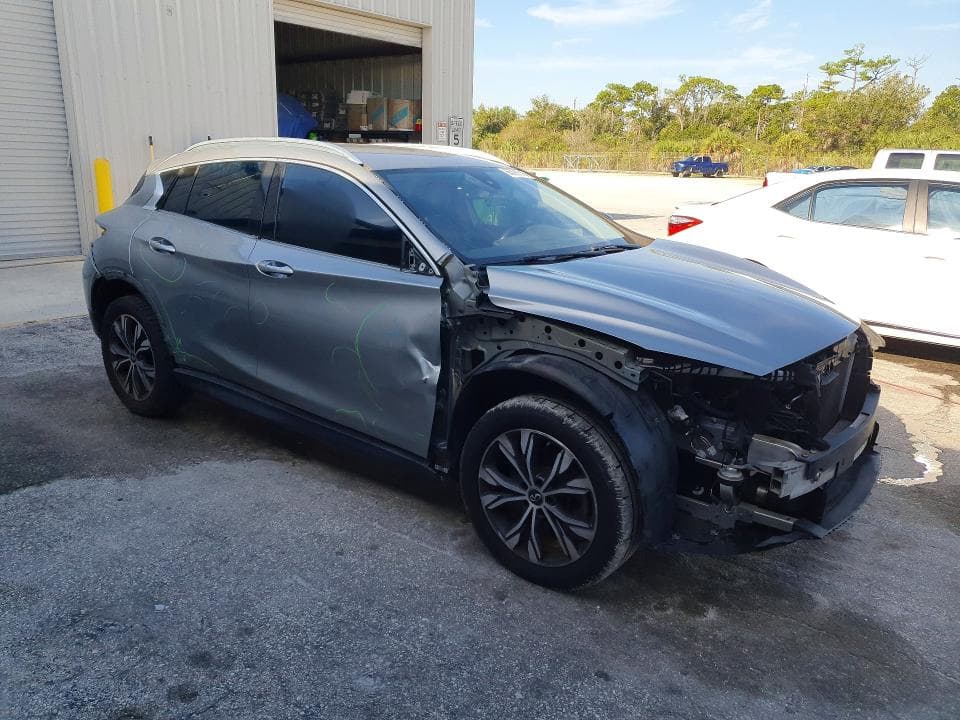 2017 INFINITI QX30 LUXURY 4