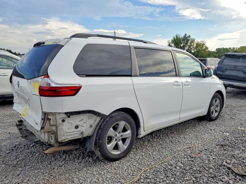 2017 TOYOTA SIENNA LE 3