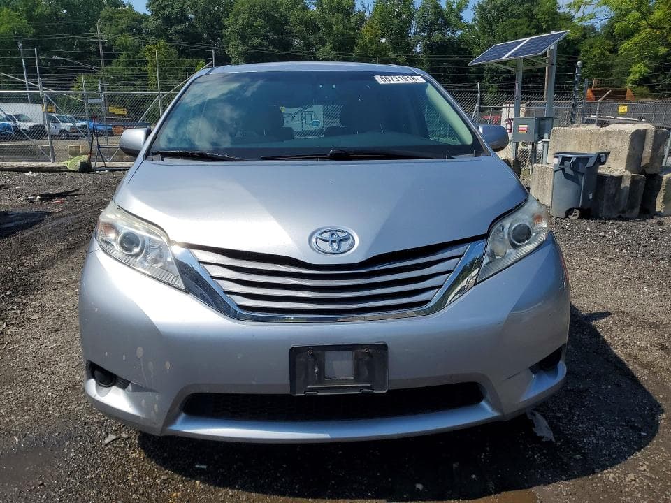 2017 TOYOTA SIENNA LE 5