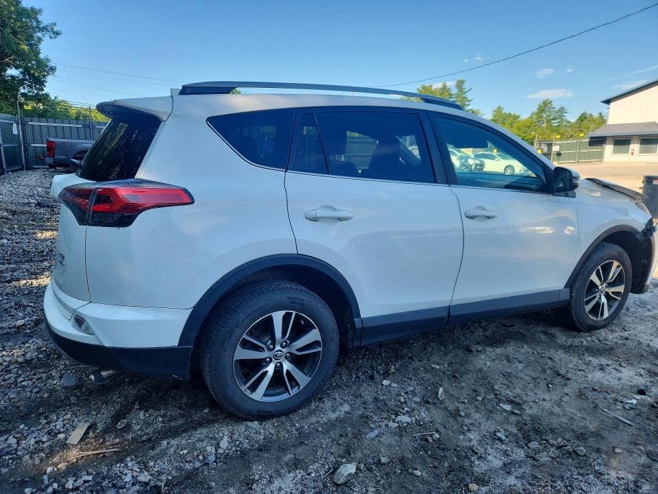 2017 TOYOTA RAV4 XLE 3