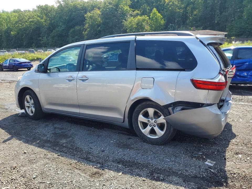 2017 TOYOTA SIENNA LE 2