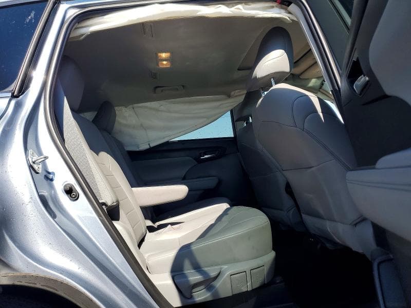 2021 TOYOTA HIGHLANDER XLE 11