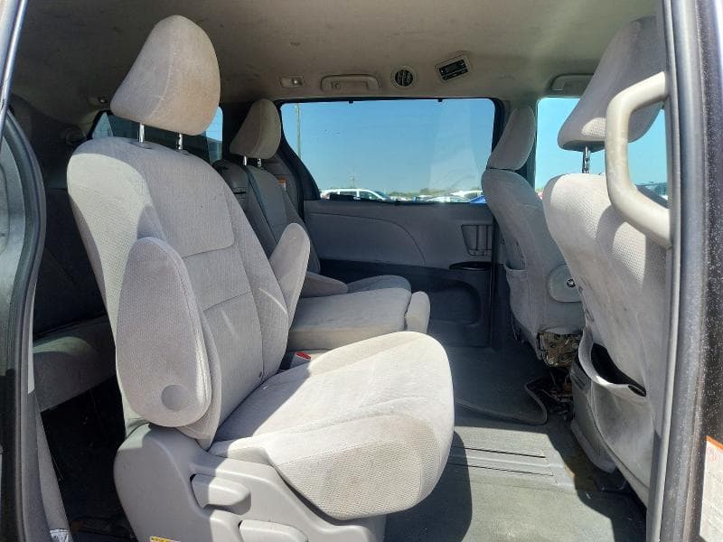 2017 TOYOTA SIENNA LE 11