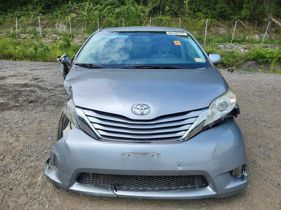 2017 TOYOTA SIENNA LE 5