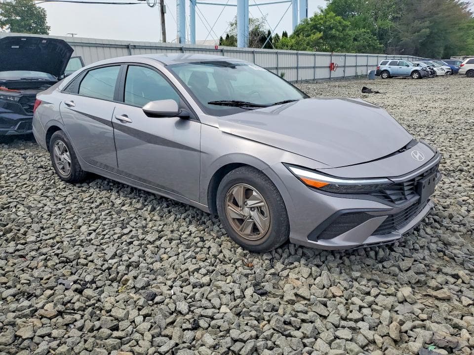 2025 HYUNDAI ELANTRA SE 4