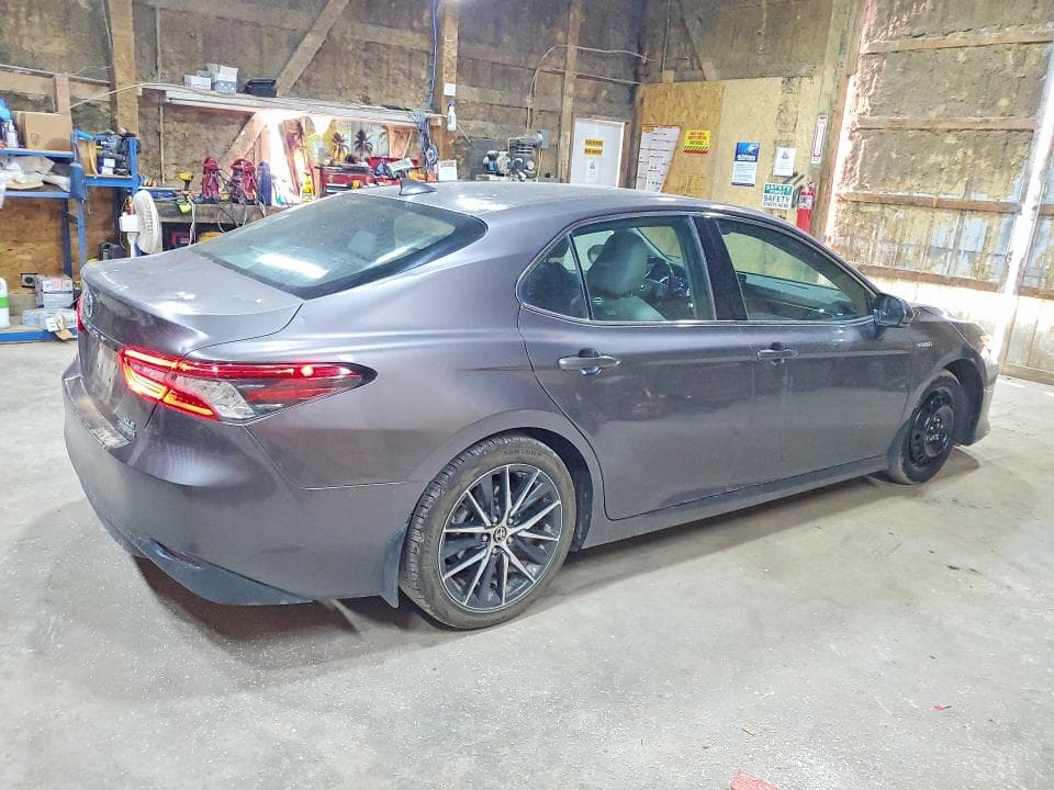 2021 TOYOTA CAMRY XLE 3