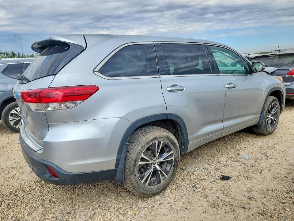 2018 TOYOTA HIGHLANDER LE 3