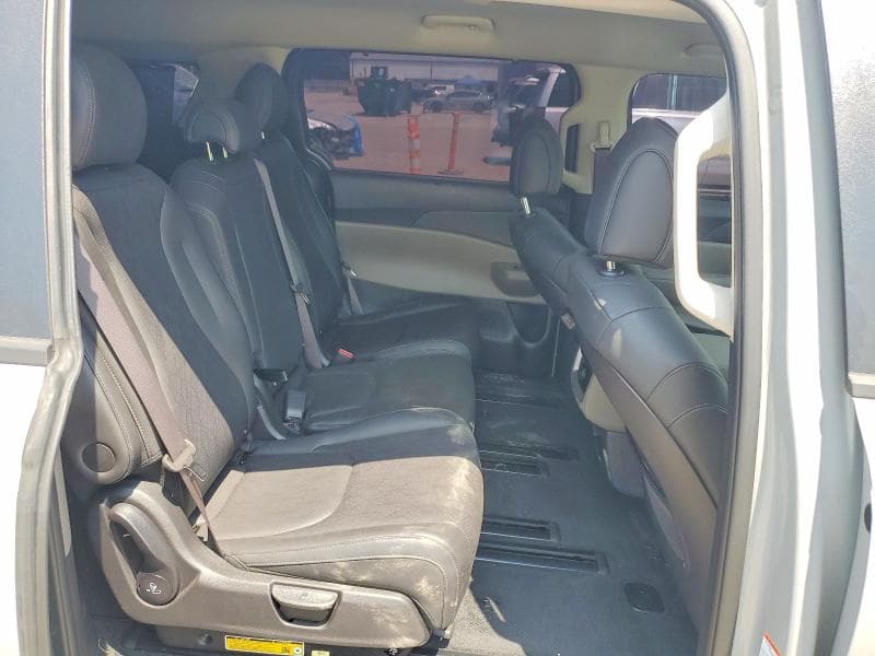 2025 KIA CARNIVAL EX 10