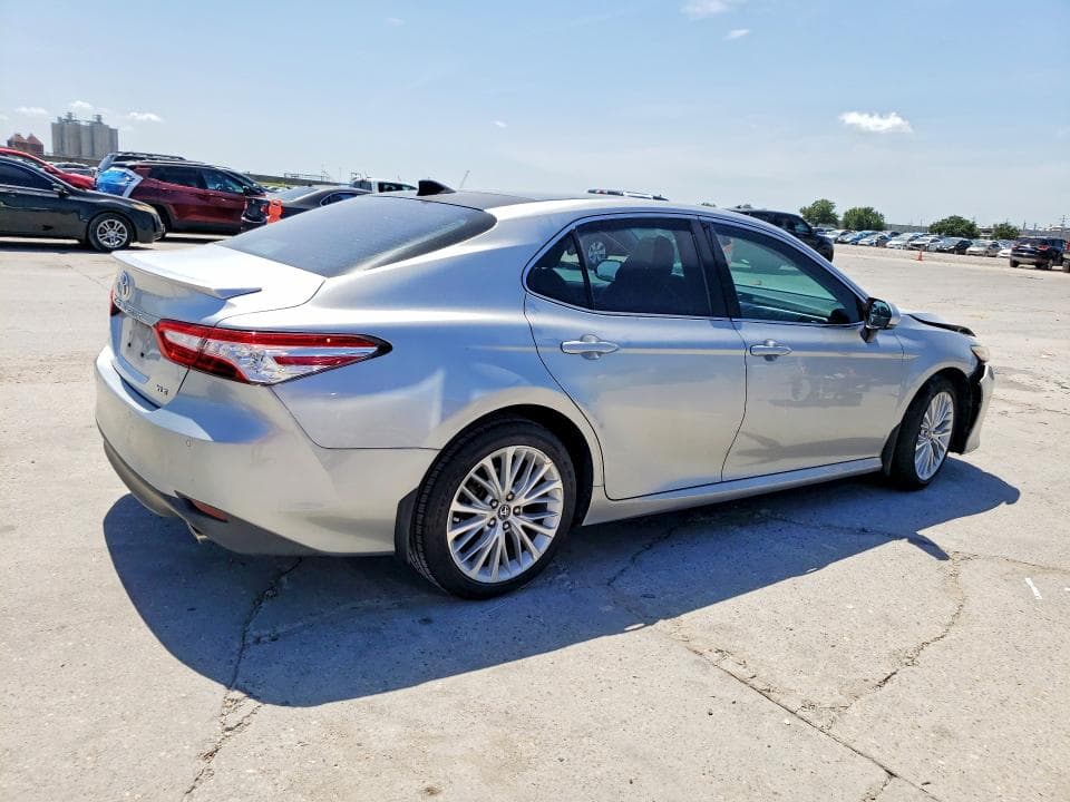 2018 TOYOTA CAMRY XLE 3
