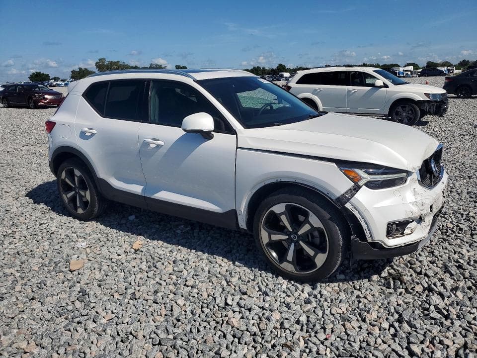 2022 VOLVO XC40 T5 MOMENTUM 4