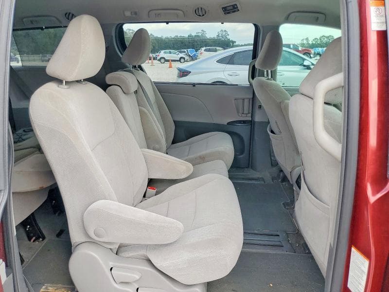 2018 TOYOTA SIENNA LE 11