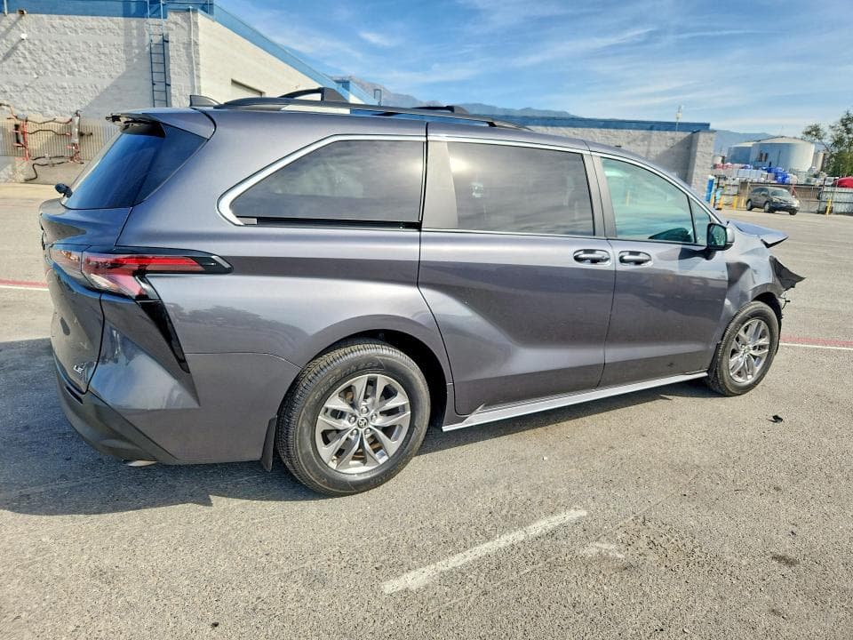 2025 TOYOTA SIENNA LE 3